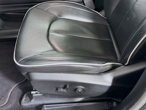 Used 2025 Chrysler Pacifica Limited image 22