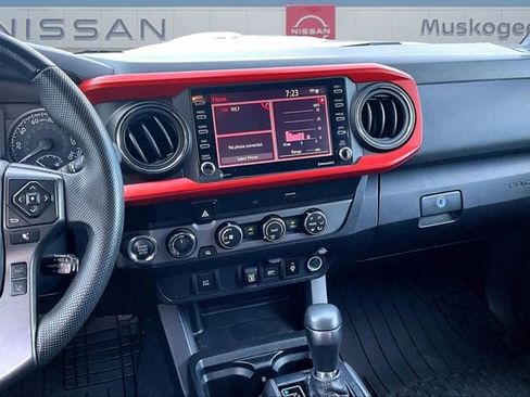 Used 2020 Toyota Tacoma TRD Sport AWD/4WD image 9