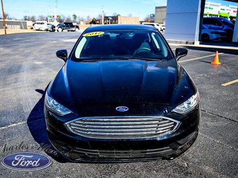 Used 2017 Ford Fusion SE w/ Fusion SE Technology Package image 2