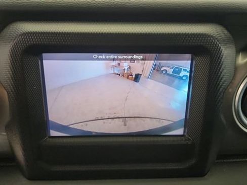 Used 2018 Jeep Wrangler Unlimited Sahara AWD/4WD image 15