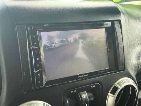 Used 2018 Jeep Wrangler Unlimited Sahara AWD/4WD image 35