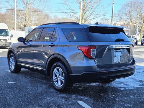 Used 2022 Ford Explorer XLT image 3