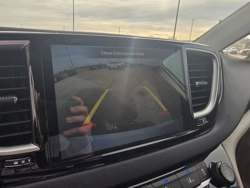 Used 2023 Chrysler Pacifica Touring-L image 17