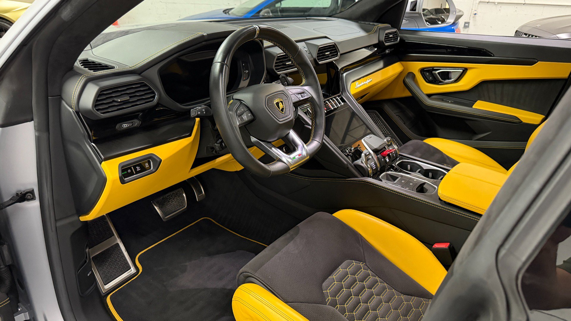 Used 2022 Lamborghini Urus AWD/4WD image 43