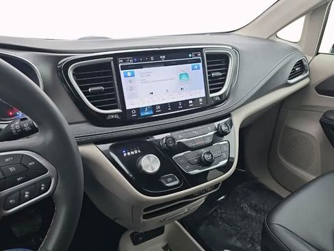 Used 2024 Chrysler Pacifica Limited FWD image 24