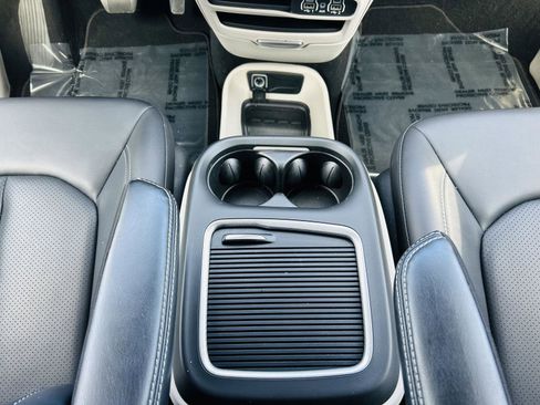 Used 2024 Chrysler Pacifica Touring-L image 23