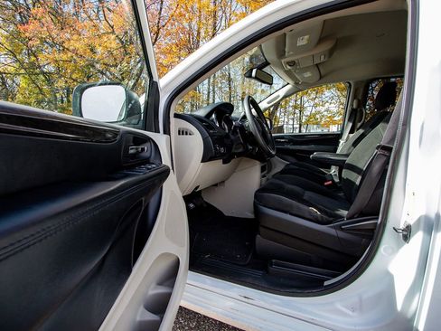 Used 2019 Dodge Grand Caravan SE w/ UConnect Hands-Free Group image 8