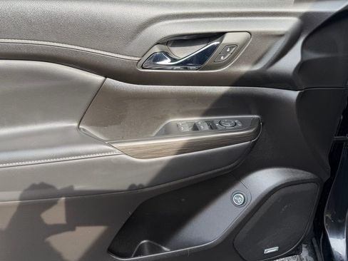 Used 2023 GMC Acadia SLT image 18