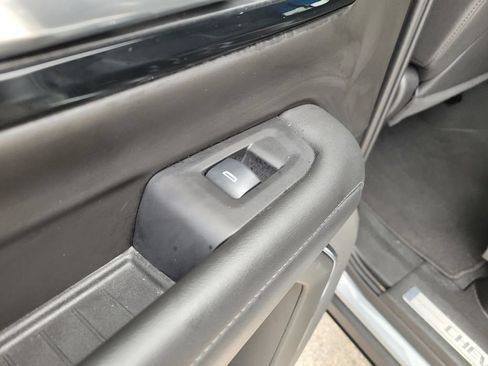 Used 2025 Chevrolet Suburban Z71 AWD/4WD image 17