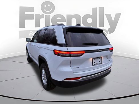 Used 2024 Jeep Grand Cherokee Laredo image 7