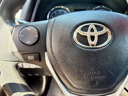 Used 2018 Toyota Corolla LE FWD image 32