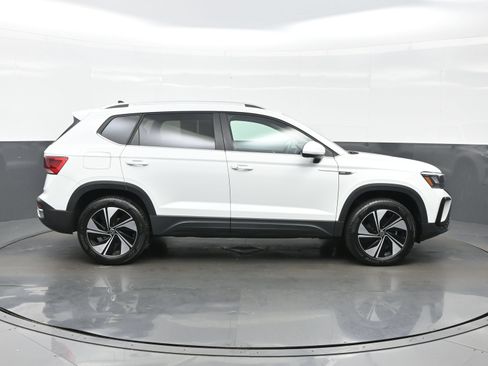 Used 2023 Volkswagen Taos SE w/ Panoramic Sunroof Package AWD/4WD image 7