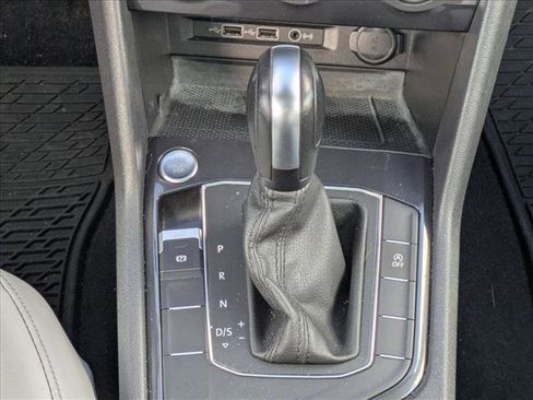 Used 2020 Volkswagen Tiguan SE w/ Panoramic Sunroof Package image 11