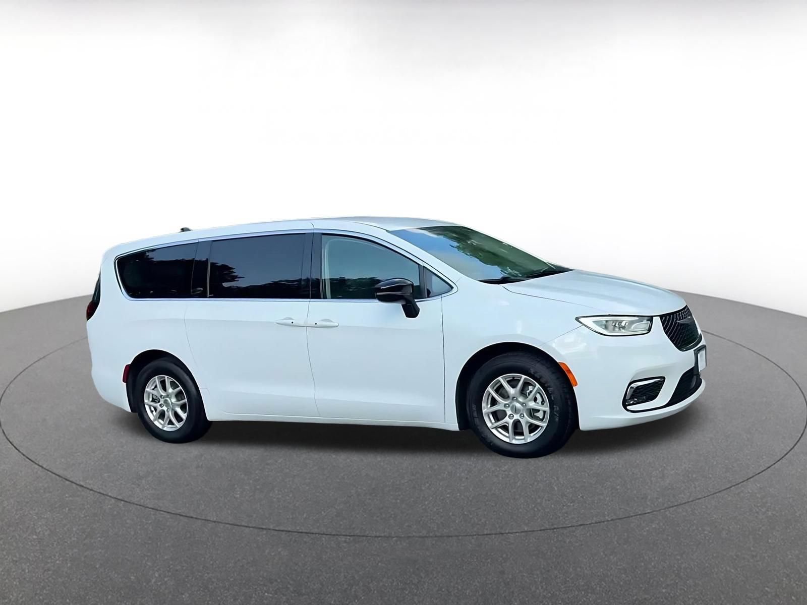 Used 2024 Chrysler Pacifica Touring-L FWD image 2
