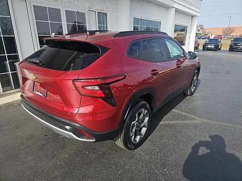 Used 2025 Chevrolet Trax LT w/ LT Convenience Package image 4