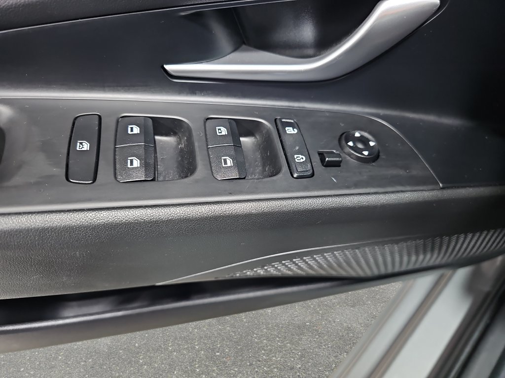 Used 2023 Hyundai Elantra Limited w/ Preferred Accessory Package FWD image 30