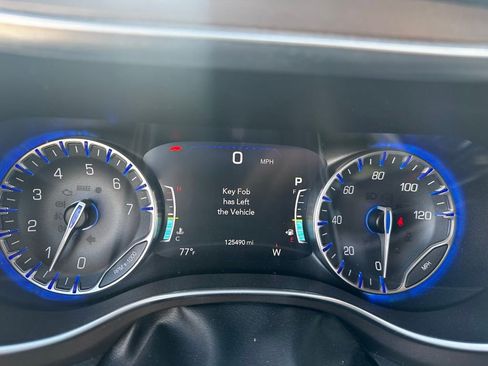Used 2017 Chrysler Pacifica Touring-L Plus w/ Tire & Wheel Group FWD image 12