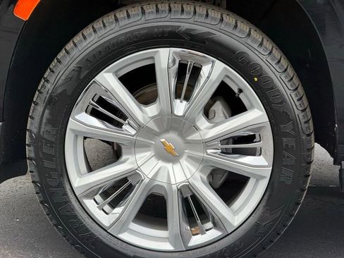 Used 2024 Chevrolet Suburban High Country w/ Premium Package image 12
