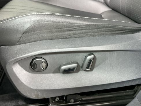 Used 2022 Volkswagen Tiguan SE w/ Panoramic Sunroof Package image 17