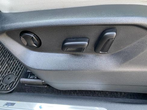 Used 2021 Volkswagen Tiguan SE image 18