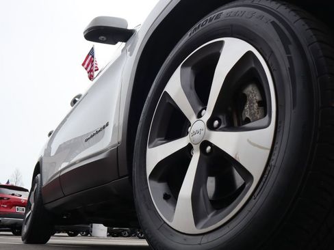 Used 2021 Jeep Cherokee Limited image 9