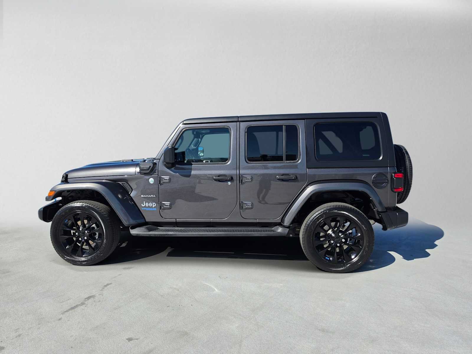Used 2022 Jeep Wrangler Unlimited Sahara w/ Cold Weather Group AWD/4WD image 6