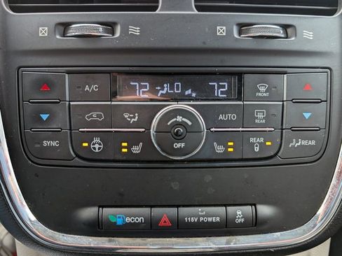 Used 2015 Chrysler Town & Country Touring w/ Driver Convenience Group image 28