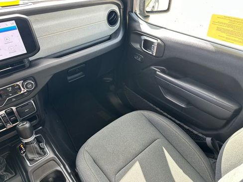 Used 2024 Jeep Wrangler Unlimited w/ Convenience Group AWD/4WD image 19
