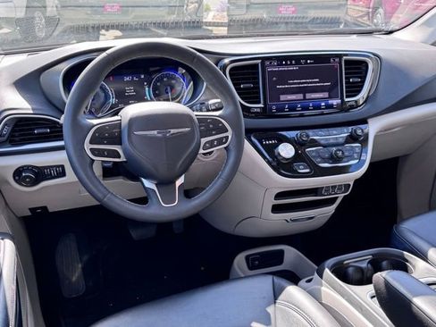 Used 2024 Chrysler Pacifica Touring-L FWD image 16
