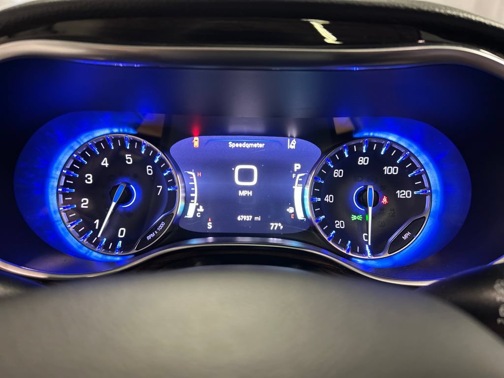 Used 2024 Chrysler Pacifica Limited AWD/4WD image 16