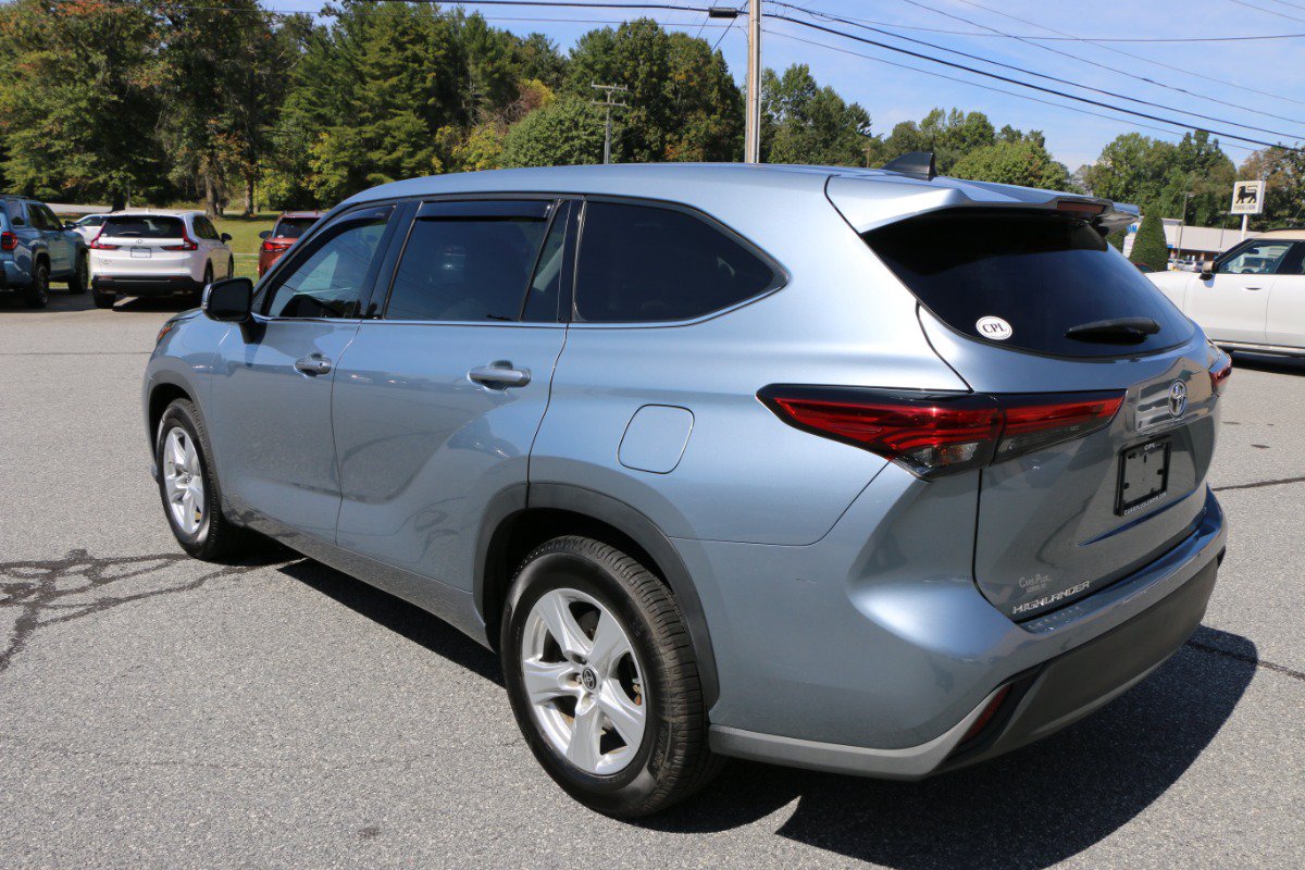Used 2022 Toyota Highlander LE FWD image 3