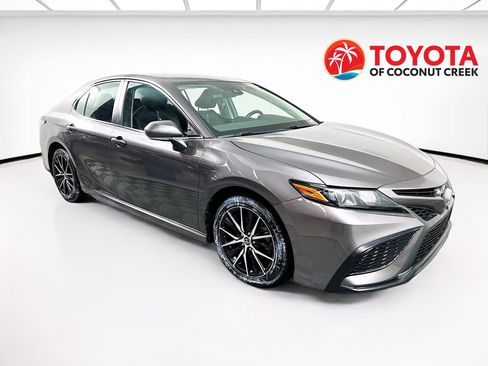 Used 2023 Toyota Camry SE FWD image 1