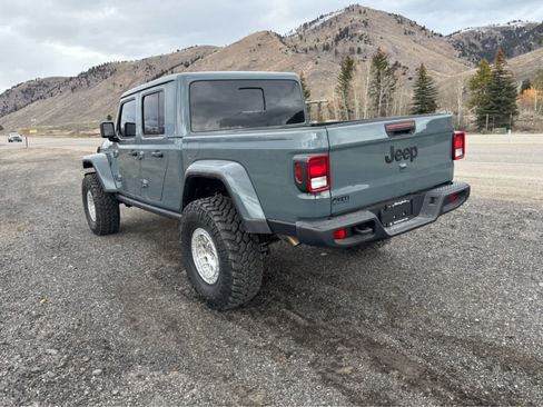 Used 2025 Jeep Gladiator Sport image 6