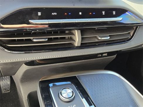 Used 2025 Buick Enclave Avenir image 20