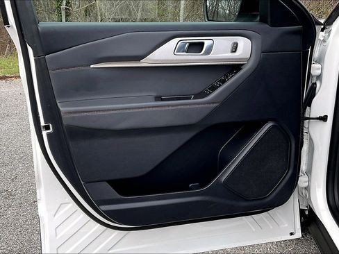 Used 2025 Ford Explorer Active image 21