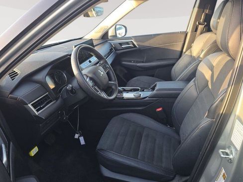 Used 2025 Mitsubishi Outlander SE AWD/4WD image 3