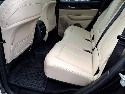 Used 2025 Jeep Grand Cherokee Limited w/ Luxury Tech Group II AWD/4WD image 17