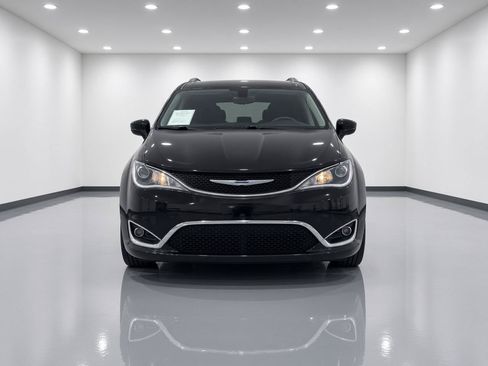 Used 2018 Chrysler Pacifica Touring-L FWD image 9