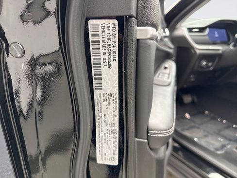 Used 2023 Jeep Grand Cherokee Limited w/ Black Appearance Package image 25