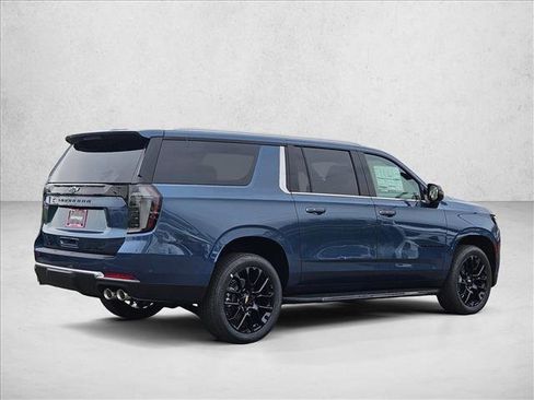 New 2026 Chevrolet Suburban Premier image 2