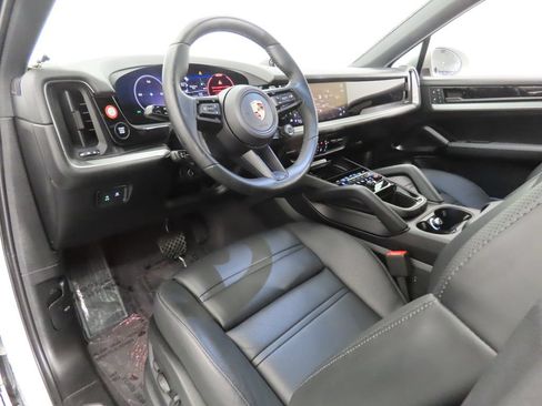Certified 2025 Porsche Cayenne E-Hybrid Coupe AWD/4WD image 4