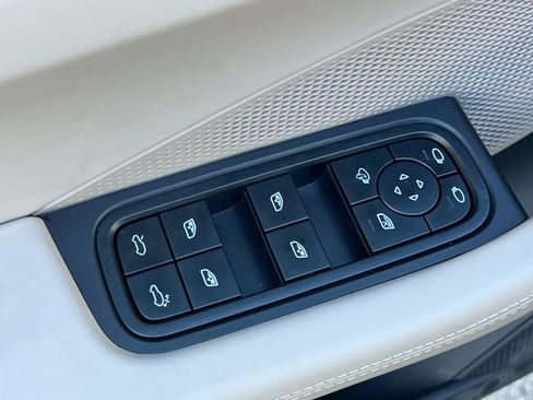 Certified 2025 Porsche Macan Electric image 13