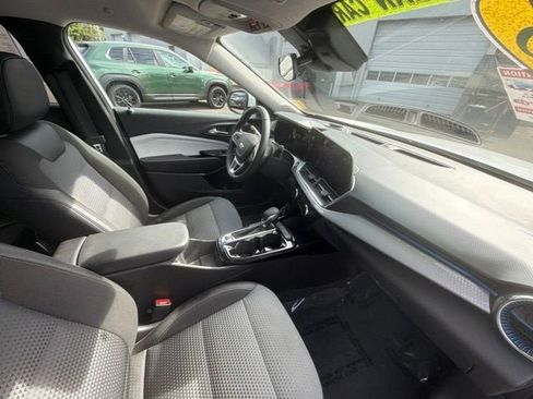 Used 2025 Chevrolet Trax LT w/ Driver Confidence Package FWD image 19