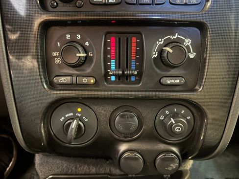 Used 2004 GMC Envoy XUV SLE w/ 1SB Preferred Equipment Group AWD/4WD image 16