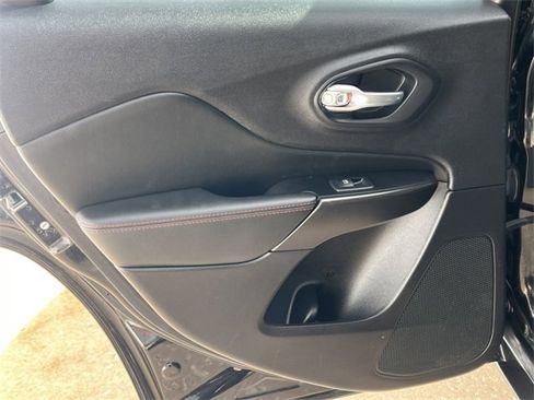 Used 2022 Jeep Cherokee Trailhawk image 35