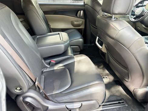 Used 2025 Kia Carnival FWD image 29