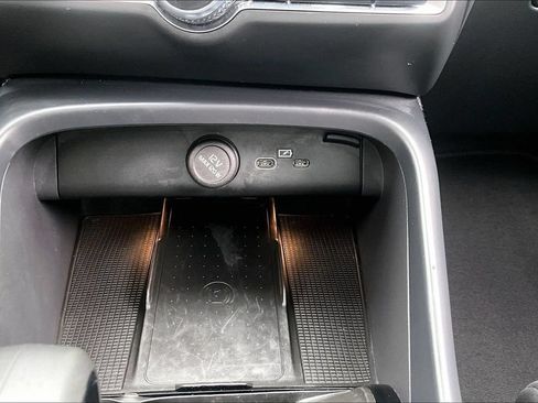 Certified 2025 Volvo XC40 B5 Plus AWD/4WD image 34