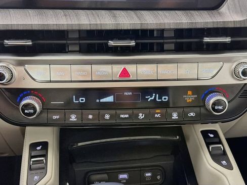 Used 2024 Kia Telluride EX w/ EX Captain's Chair Package FWD image 19