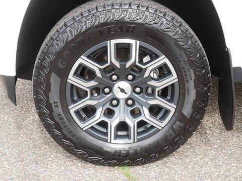 Used 2023 Chevrolet Colorado Z71 w/ Z71 Convenience Package 2 AWD/4WD image 15