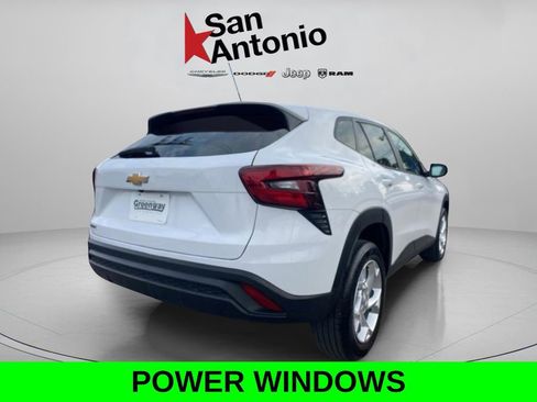 Used 2024 Chevrolet Trax LS w/ LS Convenience Package image 8